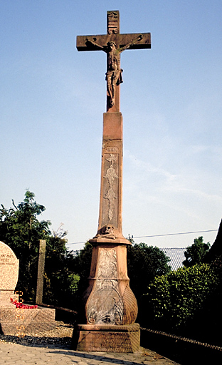 Croix de cimetière : Christ en croix