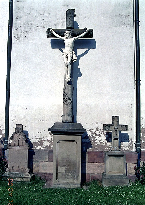 Croix de cimetière (croix de mission) : Christ en croix