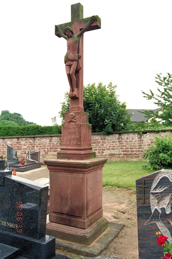 Croix de cimetière, monument funéraire (monument sépulcral) : Christ en croix