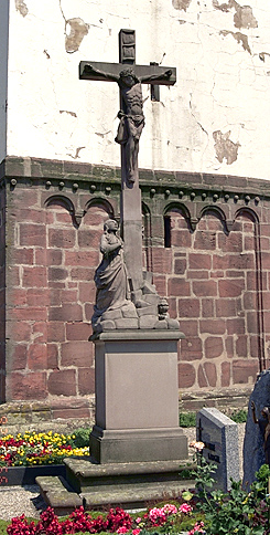 Croix de cimetière : Christ en croix, sainte Madeleine