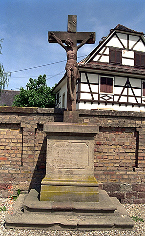 Croix de cimetière : Christ en croix