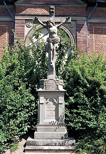 Croix monumentale : Christ en croix