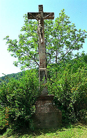 Croix de cimetière : Christ en croix