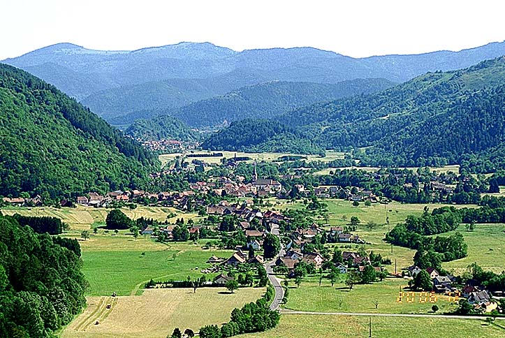 Vue du village depuis le château de Wildenstein.