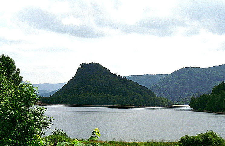 Vue du rocher dit Schlossberg depuis le lac de Kruth-Wildenstein.