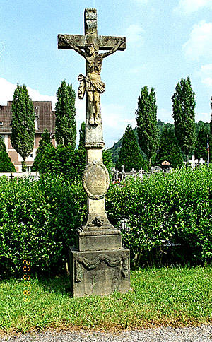 Croix de cimetière : Christ en croix