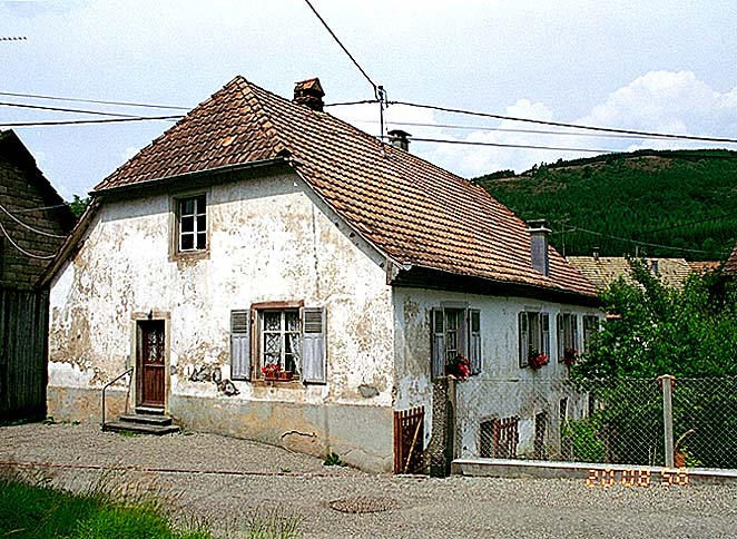 Le moulin vu depuis la rue du Moulin.