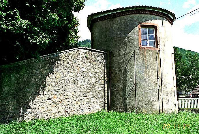 Tour d'angle sud-est de l'enceinte, vue du sud (7, rue du Cerf).