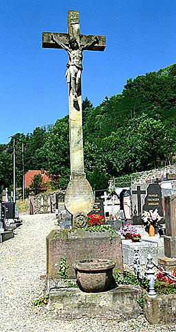 Croix de cimetière : Christ en croix