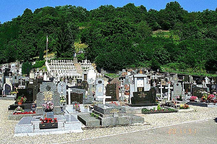 Partie droite du cimetière, avec le cimetière militaire.
