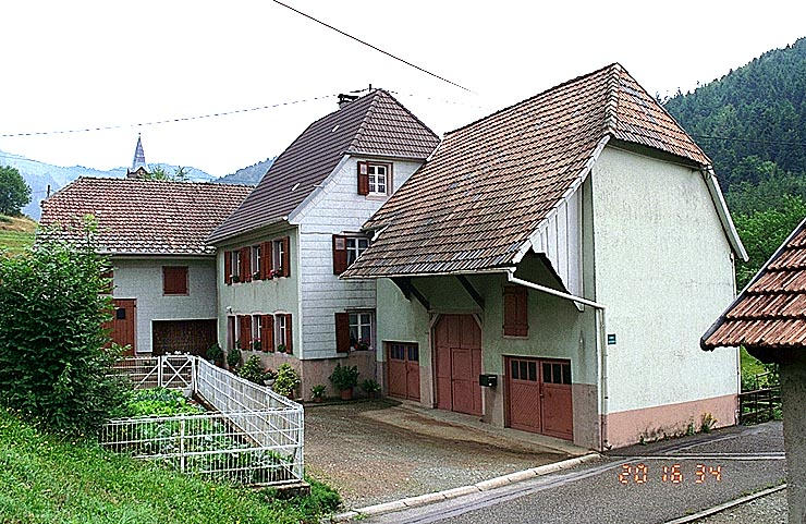 Vue d'ensemble du moulin : grange à droite, logis au centre, moulin à gauche.