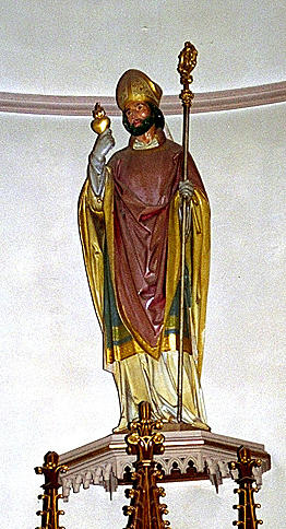 Statue de saint Augustin au sommet du retable.