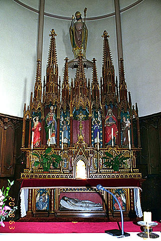 Autel, tabernacle, retable, 8 statues, reliefs (maître-autel), style néo-gothique