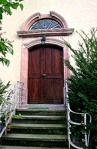 Elévation sur jardin : porte à fronton.