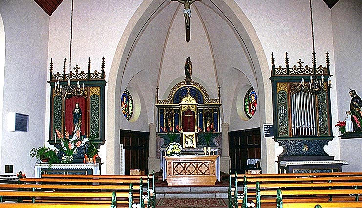 Vue intérieure de la nef et du choeur.