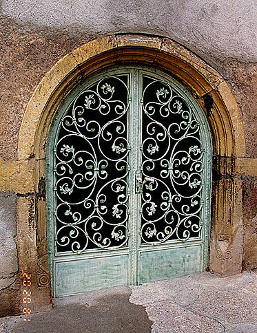 Elévation postérieure sur la rue de l'Ancien hôpital : porte vers le sous-sol (cellier ?).