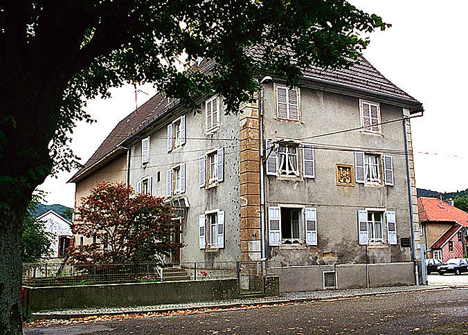 Ancien grenier à blé de l'abbaye, actuellement bureaux de l'usine Tanals (S).