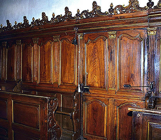 2 stalles, bancs de choeur, lambris de demi-revêtement