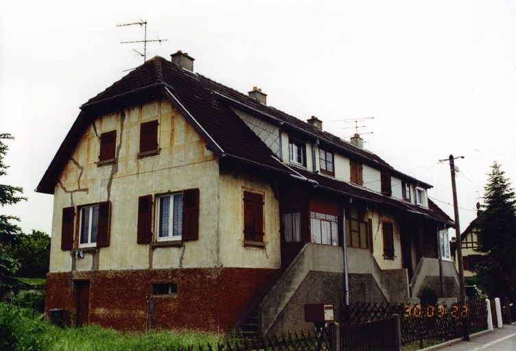 Maisons plurifamiliales (4 logements). Vue de trois-quarts depuis le nord-est.