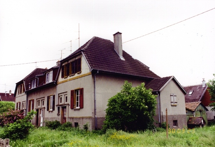 Maisons plurifamiliales (4 logements). Vue de trois-quarts depuis le nord-est.