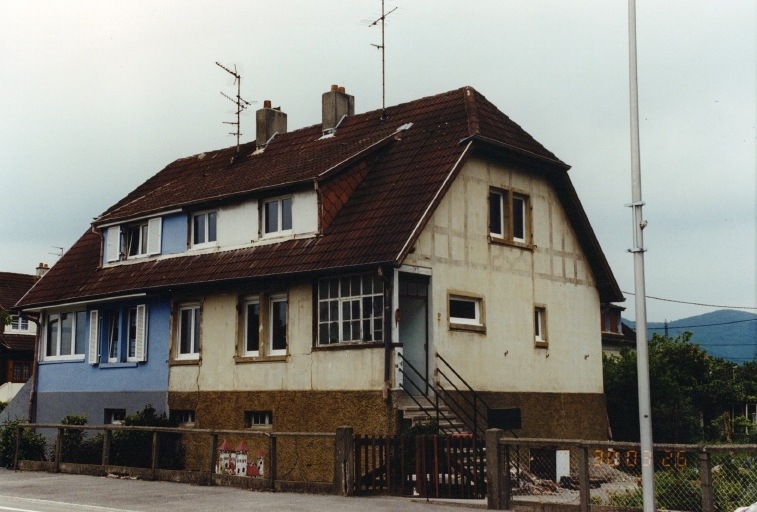 Maisons jumelles (2 logements). Vue de trois-quarts depuis le sud-est.