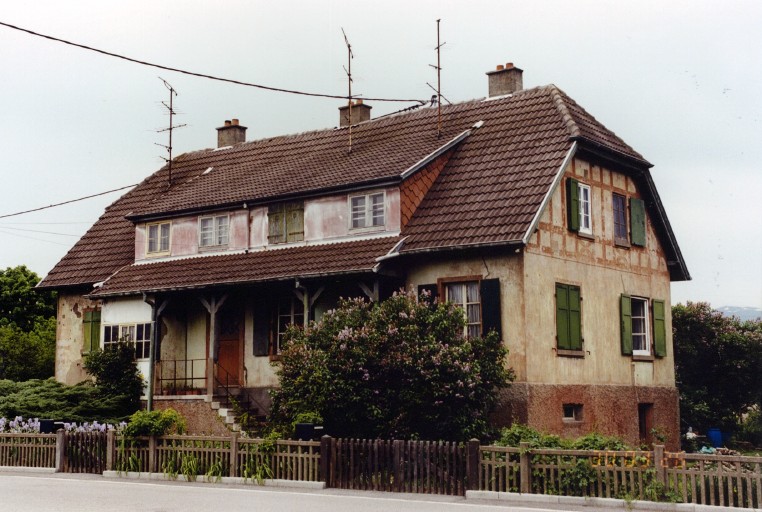 Maisons plurifamiliales (3 logements). Vue de trois-quarts depuis le sud-est.