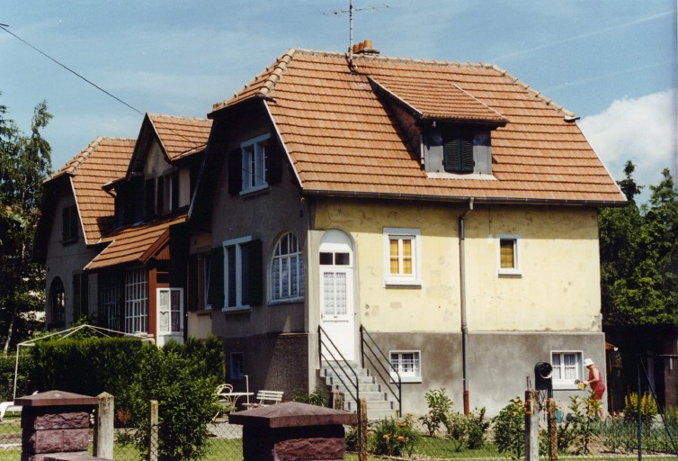 Maisons plurifamiliales (4 logements). Vue de trois-quarts depuis le sud-est.