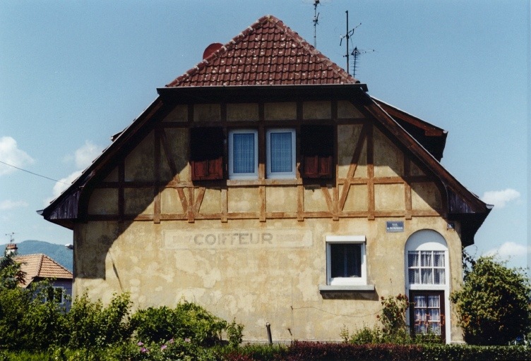 Maisons jumelles (2 logements), anciennement coiffeur. Vue de la façade sud.