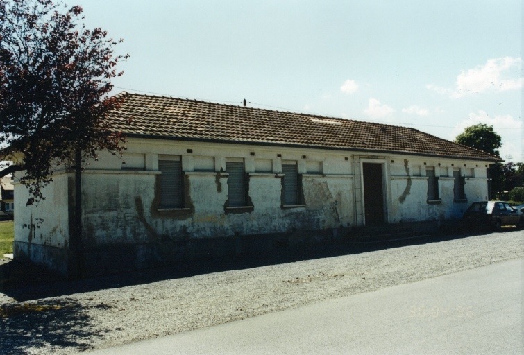 Bains-douches : vue d'ensemble depuis le nord.