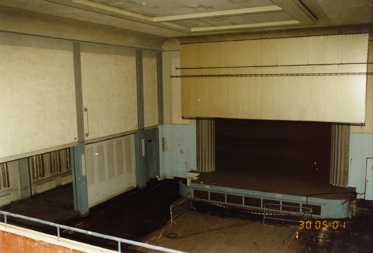 Salle de spectacle : vue d'ensemble depuis la tribune.