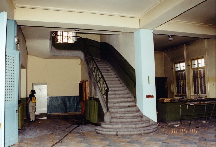 Escalier d'accès à l'étage et bar. Vue d'ensemble depuis l'entrée principale.