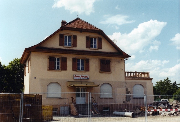 Ancienne coopérative, actuellement restaurant ' Dom Polski '. Vue d'ensemble depuis l'est.