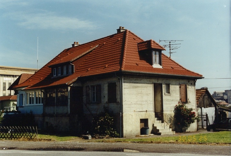 Maisons jumelles (2 logements). Vue de trois-quarts depuis le sud.