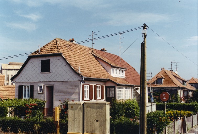 Maisons jumelles (2 logements). Vue de trois-quarts depuis le sud-est.