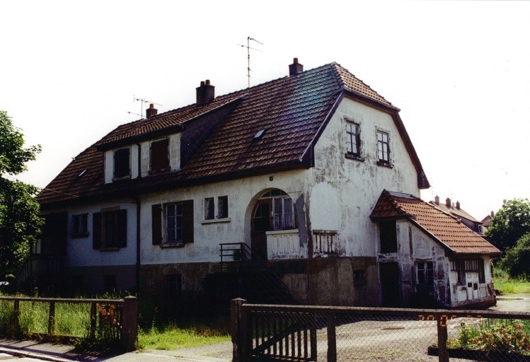 Maisons jumelles (2 logements). Vue de trois-quarts depuis le sud-ouest.