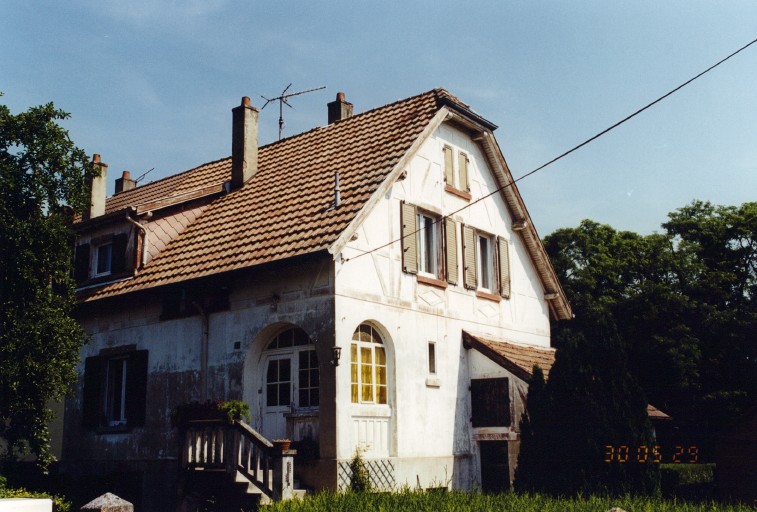 Maisons jumelles (2 logements). Vue de trois-quarts depuis le sud.