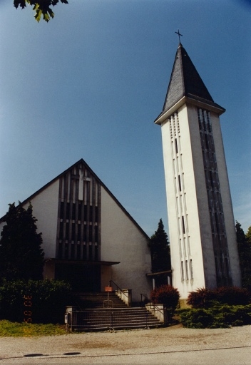 Façade principale et clocher. Vue d'ensemble.