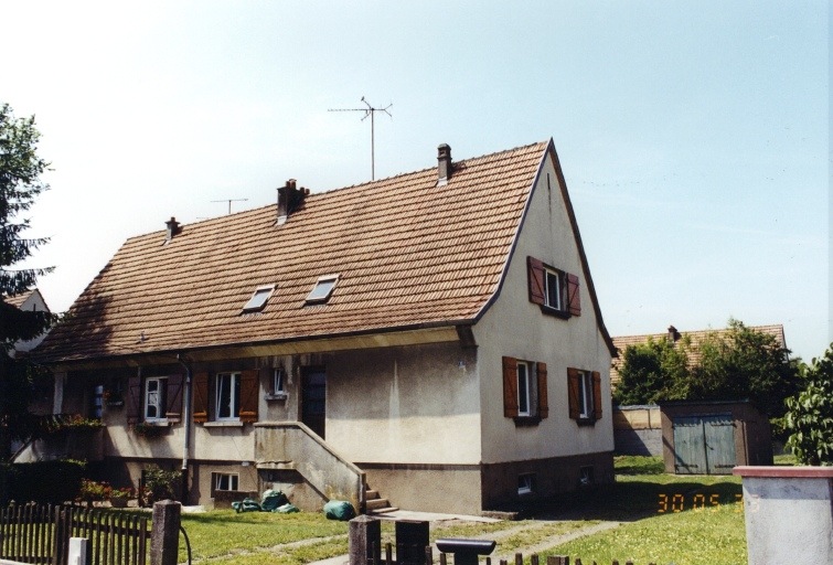 Maisons jumelles (2 logements). Vue de trois-quarts depuis le nord.