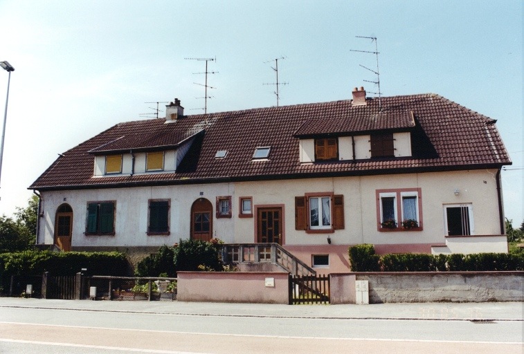 Maisons plurifamiliales (4 logements). Vue d'ensemble de la façade nord-est.