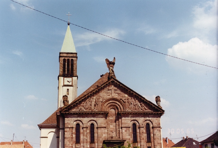 Façade principale et clocher.