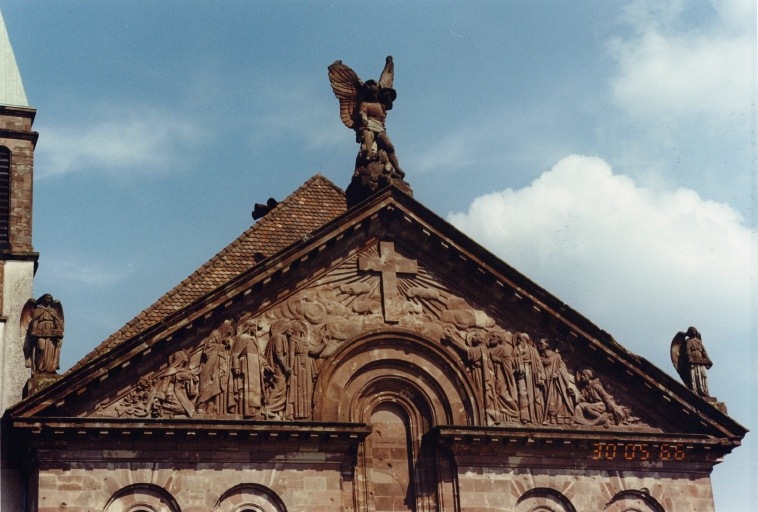 Fronton de la façade principale.