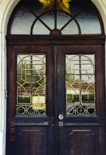 Vue de détail de la porte d'entrée.