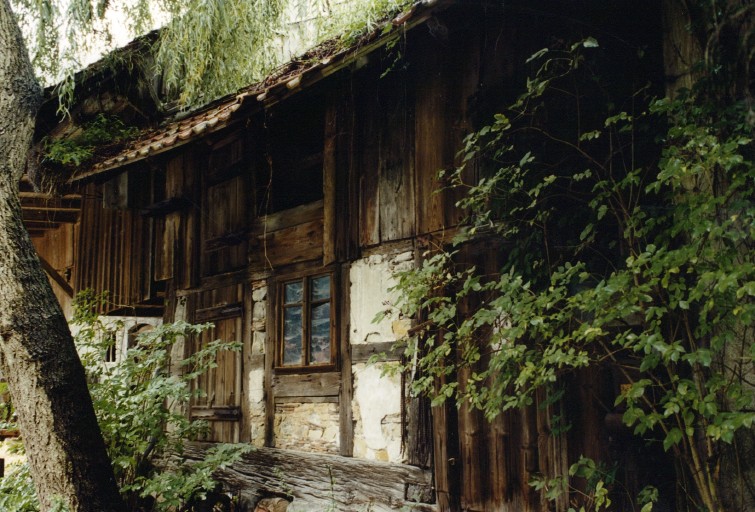 Maison en barre, du 19e siècle, en pan de bois.