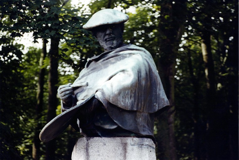 Monument à Jean-Jacques Henner : buste représentant l'artiste.