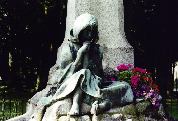 Monument à Jean-Jacques Henner : statue d'enfant devant le piédestal.