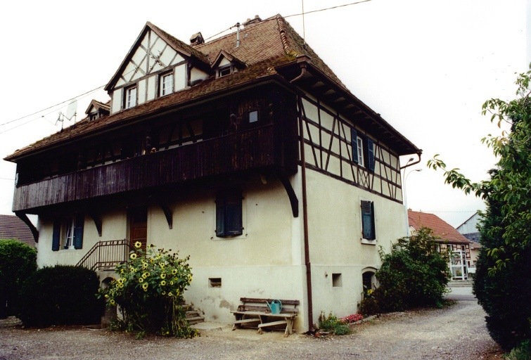 Logis daté de 1824, détruit partiellement en 1914-18, reconstruit en style néo-régionaliste.
