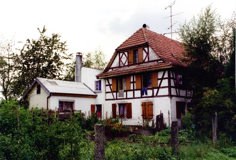 Ancienne ferme. Maison-barre, limite 19e-20e siècle, modifiée.