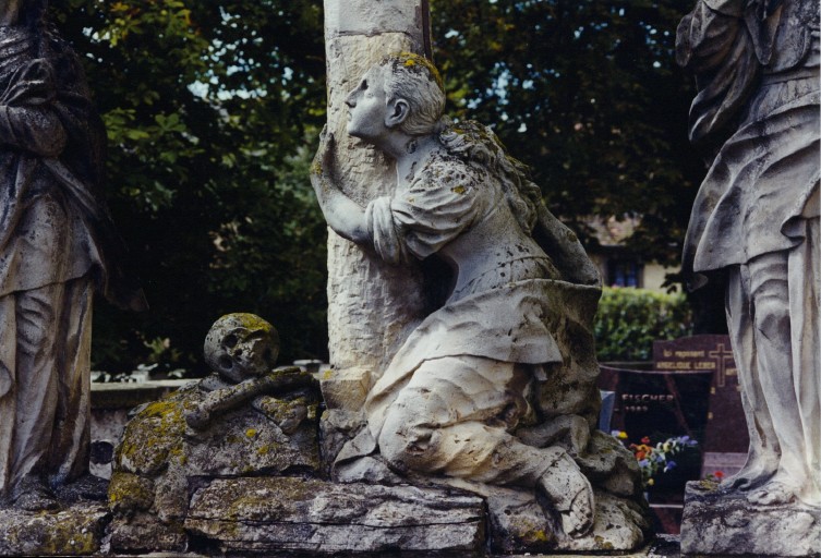 Détail : statue de Marie-Madeleine et terrasse avec crâne et tibias, par Sporrer, 1826.