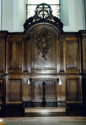 Détail des lambris du choeur : console, avec décor sculpté représentant les attributs de saint Pierre.