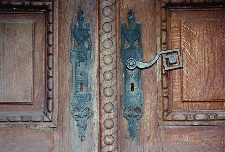 Détail de la porte d'entrée principale ; entrées de serrures décorées.